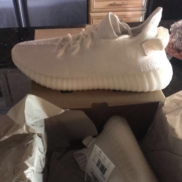 SOLD —— Yeezy boost 350 v2 triple white - Picture 1 of 2